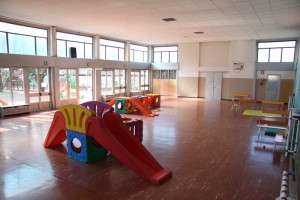 Il salone con vista sul cortile